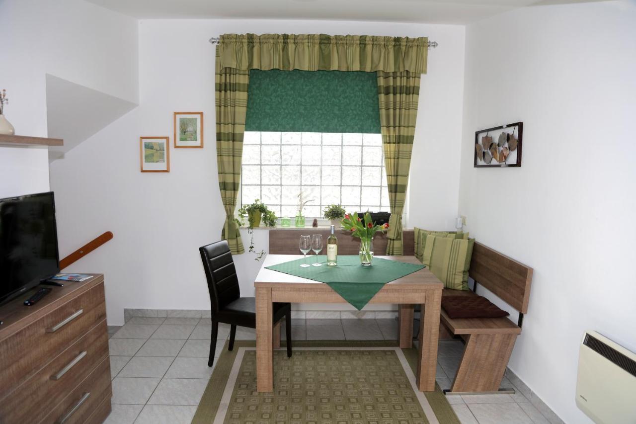 Weingut Apartment Hildegard Gangl Ильмиц Экстерьер фото